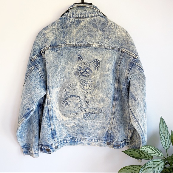 Vintage Jackets & Blazers - Vintage cat embossed acid washed denim jean jacket